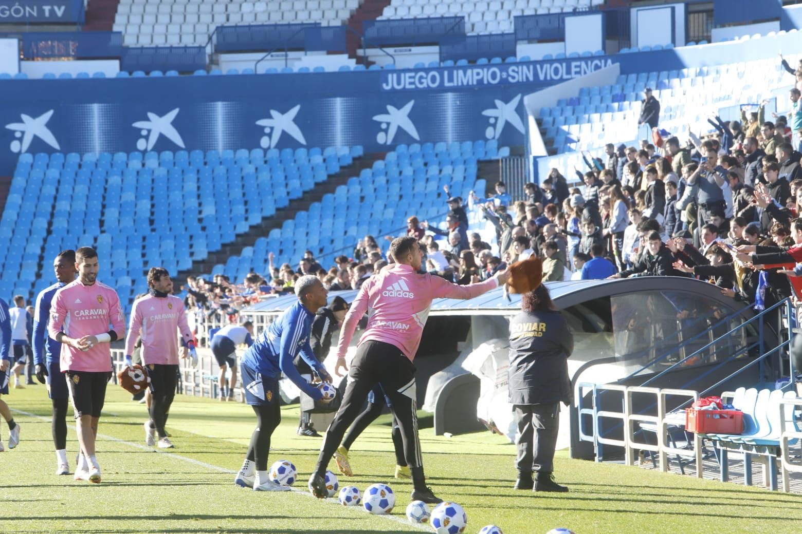 Entrenamiento a puerta abierta del Real Zaragoza en La Romareda (04/01/2023)