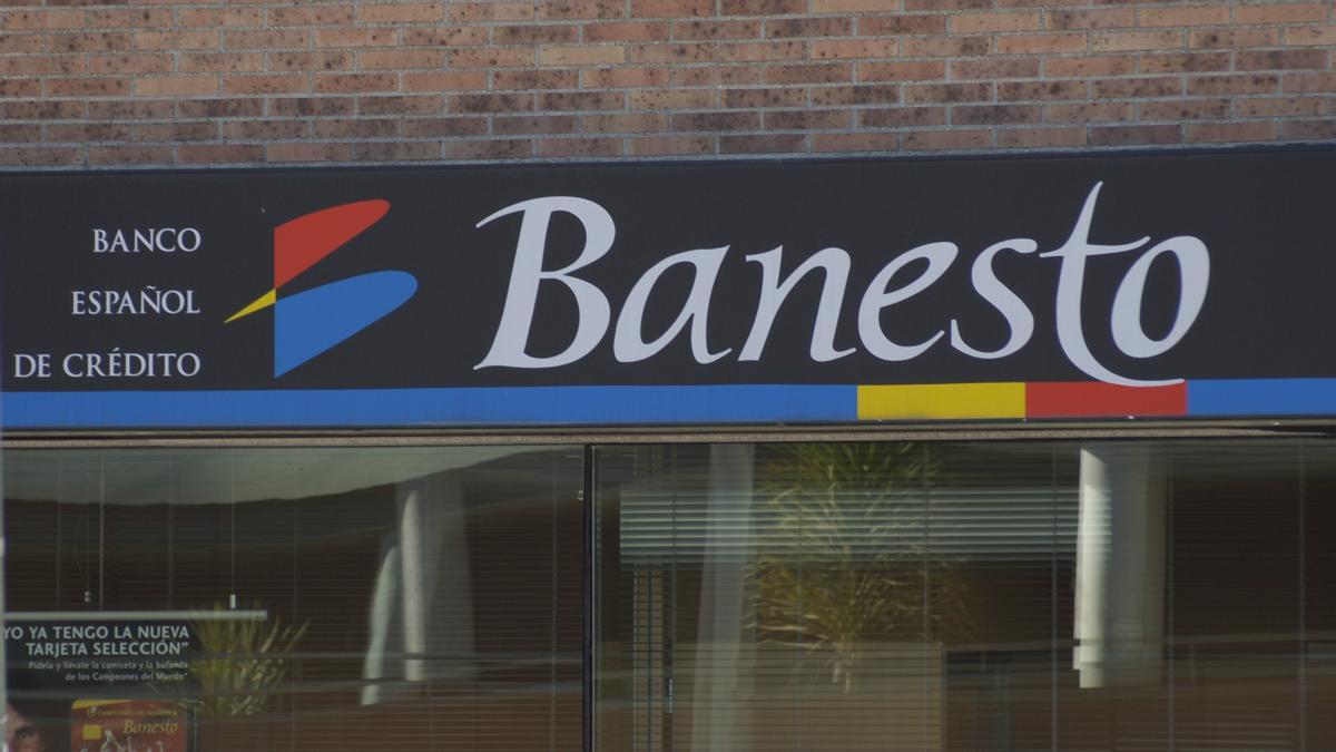 Un conocido exbanquero, enamorado de una empresaria veinte años más joven, así ha cambiado su vida en los últimos años