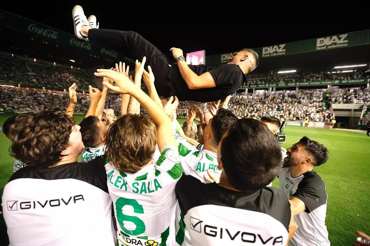 Iván Ania, manteado por sus futbolistas tras lograr el ascenso a Segunda División en 2024.