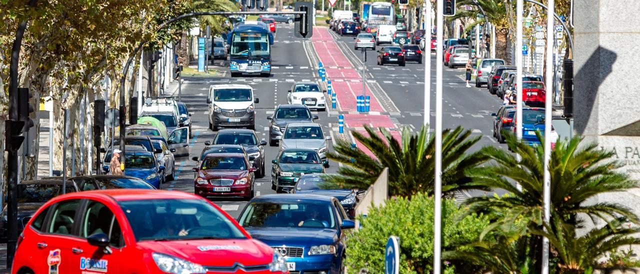 Imagen de coches circulando por Benidorm