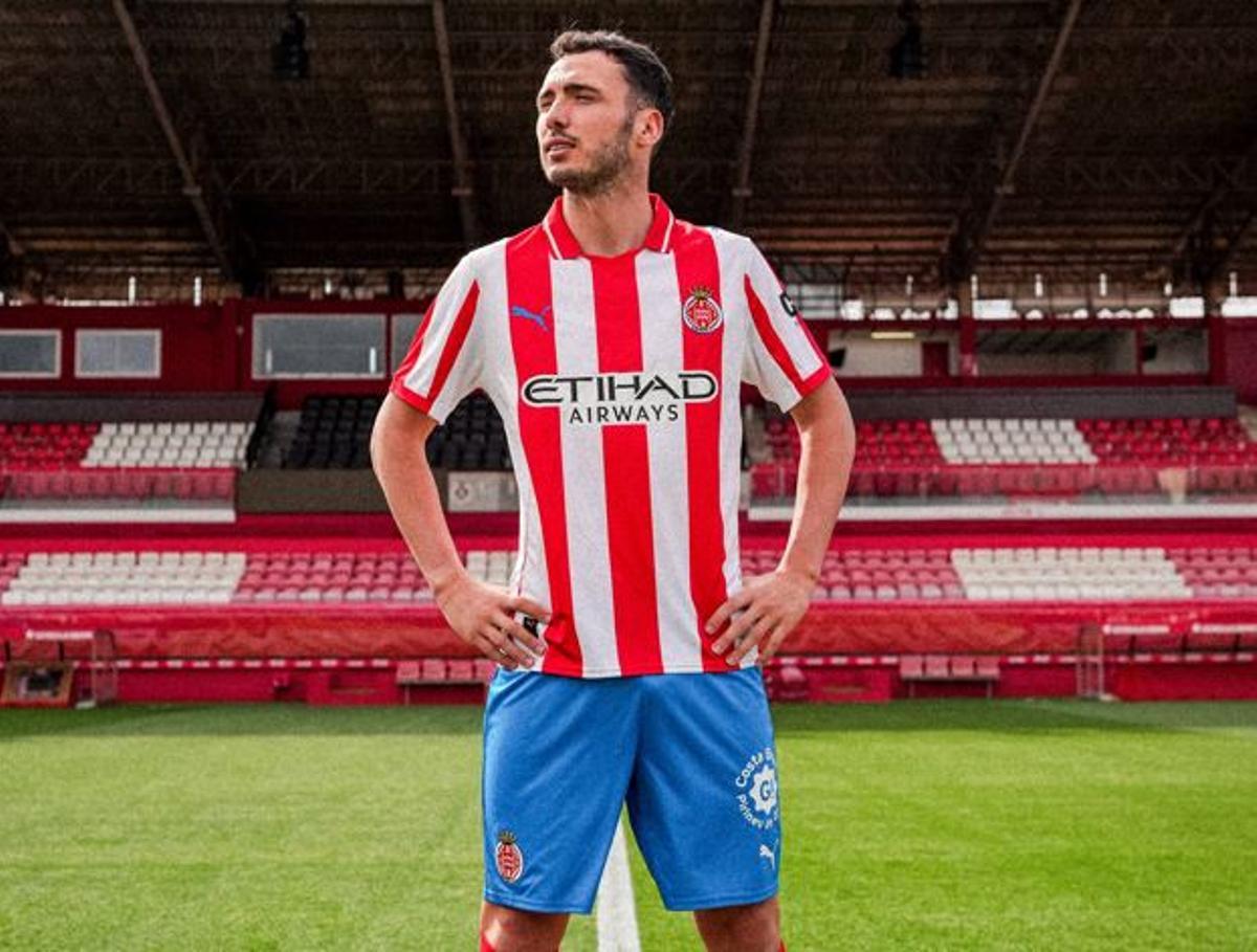 Arnau Martínez, amb l’equipació que el Girona lluirà al Santiago Bernabéu.