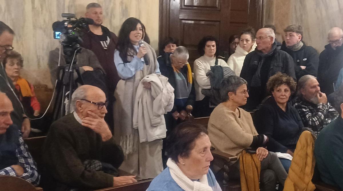 Rocío Reverter, portaveu dels veïns del carrer del Bruc, en la intervenció al ple de Berga d'aquest desembre