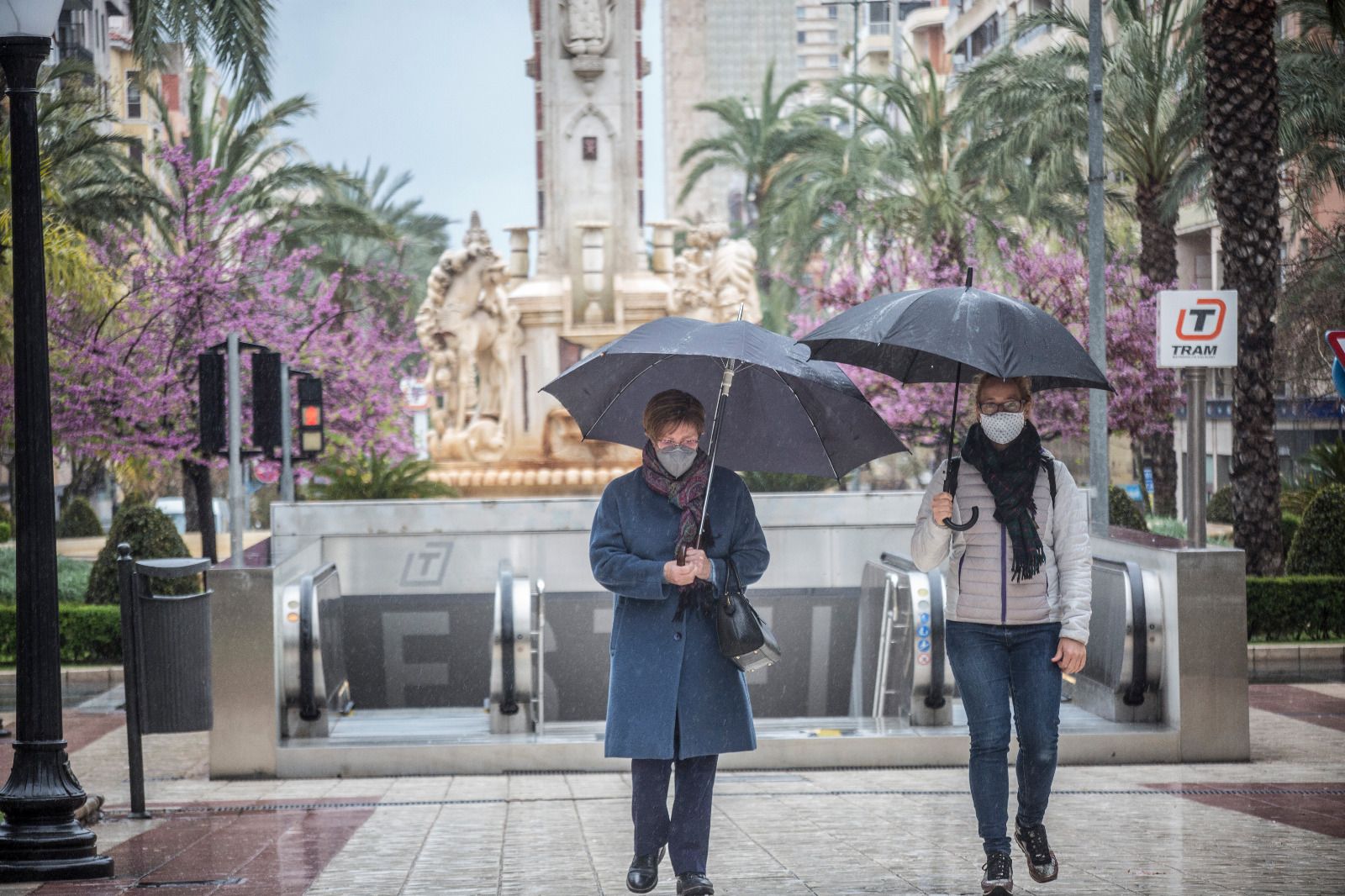 Lluvia y ambiente frío en Alicante para recibir el puente de San José