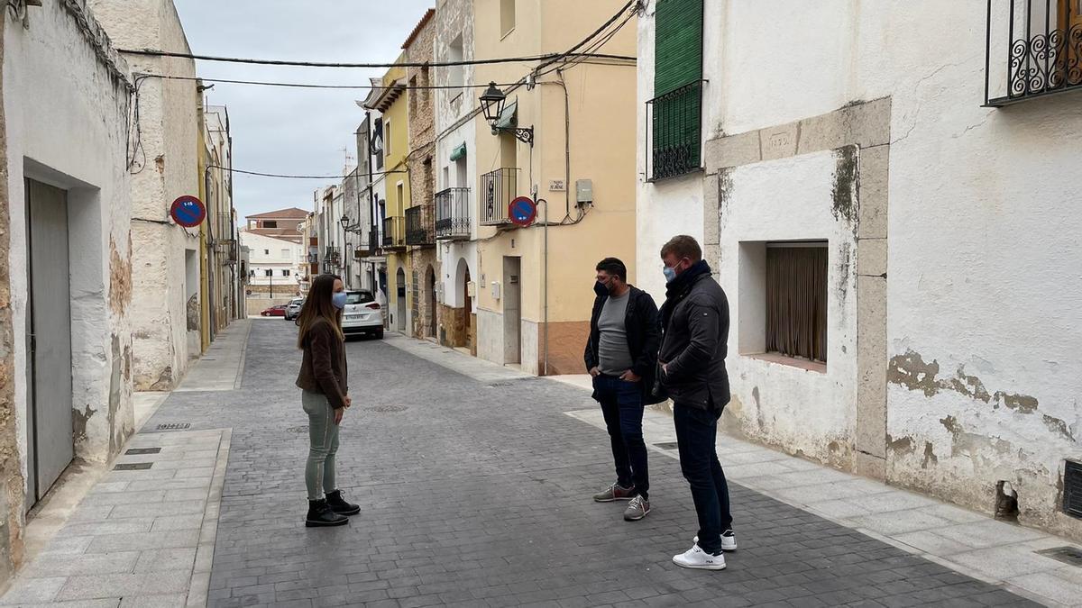 El alcalde, Iván Sánchez, visitó la calle una vez finalizada la actuación de mejora.