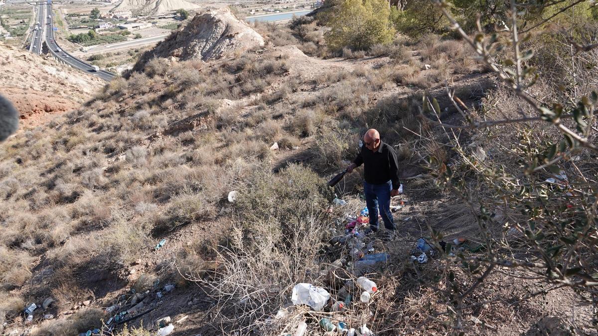 Pedro Sosa muestra la acumulación de basura en las inmediaciones del Castillo.