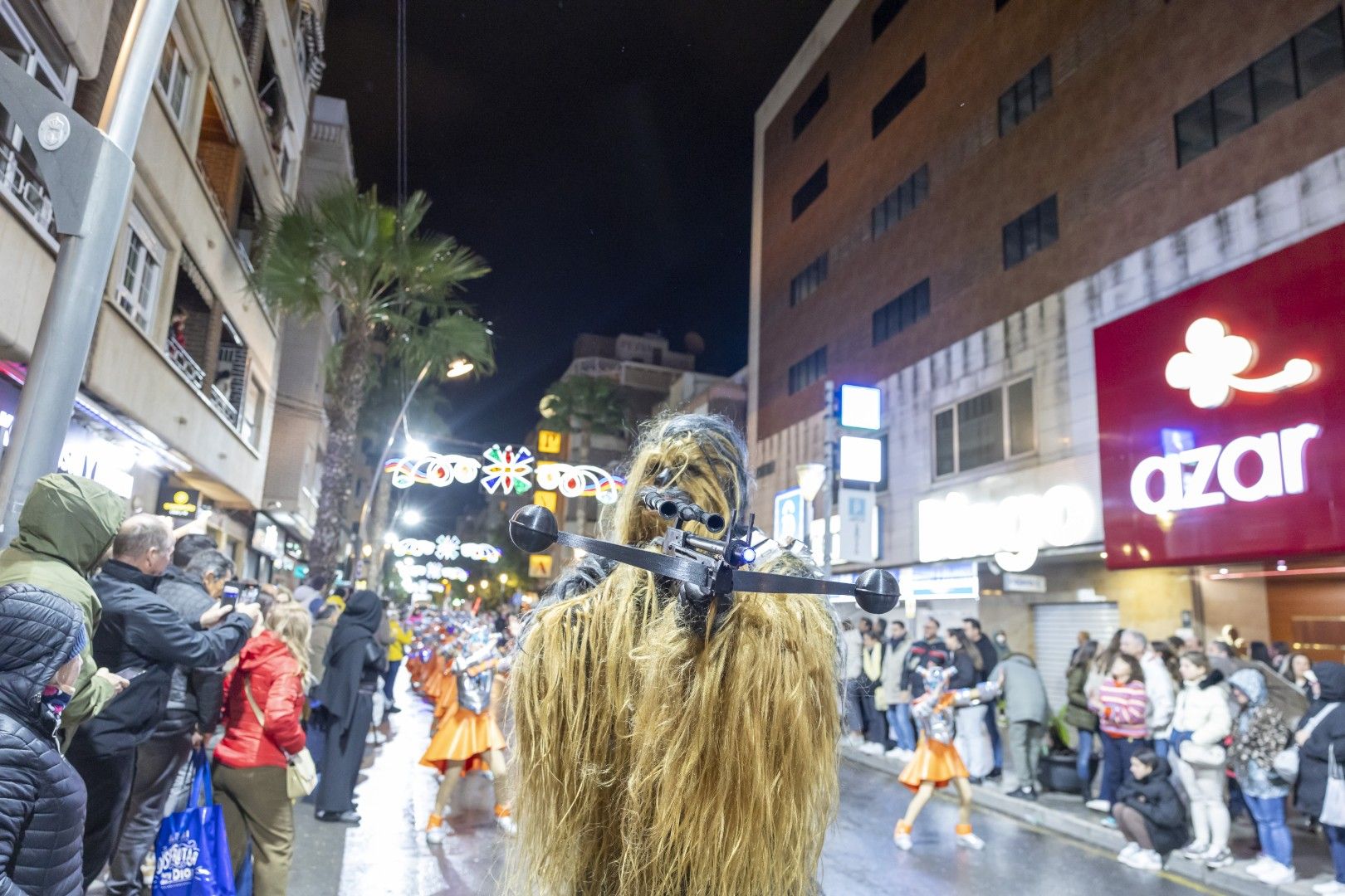Aquí las mejores imágenes del desfile nocturno del Carnaval de Torrevieja 2025 que salió a la calle desafiando el viento y la lluvia