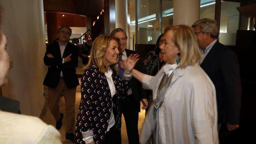 Teresa Mallada, a la izquierda, y Mercedes Fernández se saludan en la presentación de la candidatura municipal del PP de Gijón.