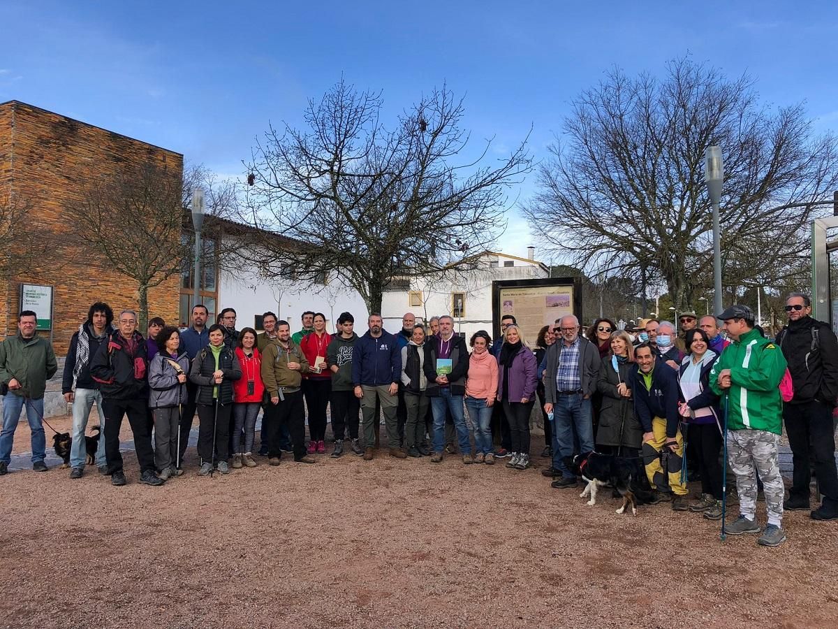Un nutrido grupo de personas ha participado en la ruta reivindicativa para exigir el arreglo del sendero de la guerrilla antifranquista, entre Trassierra y el barranco de la Huesa.