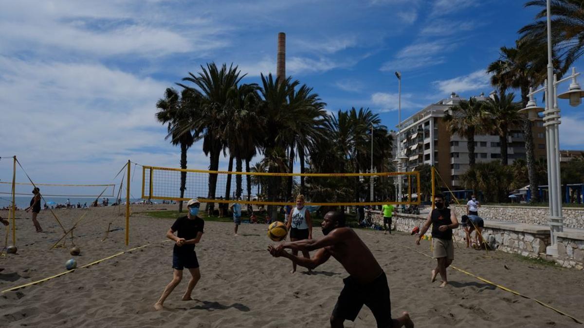 Jóvenes haciendo deporte, este fin de semana en la playa.