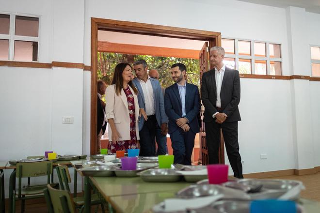 El ministro Pablo Bustinduy visita un ecocomedor escolar en Tenerife