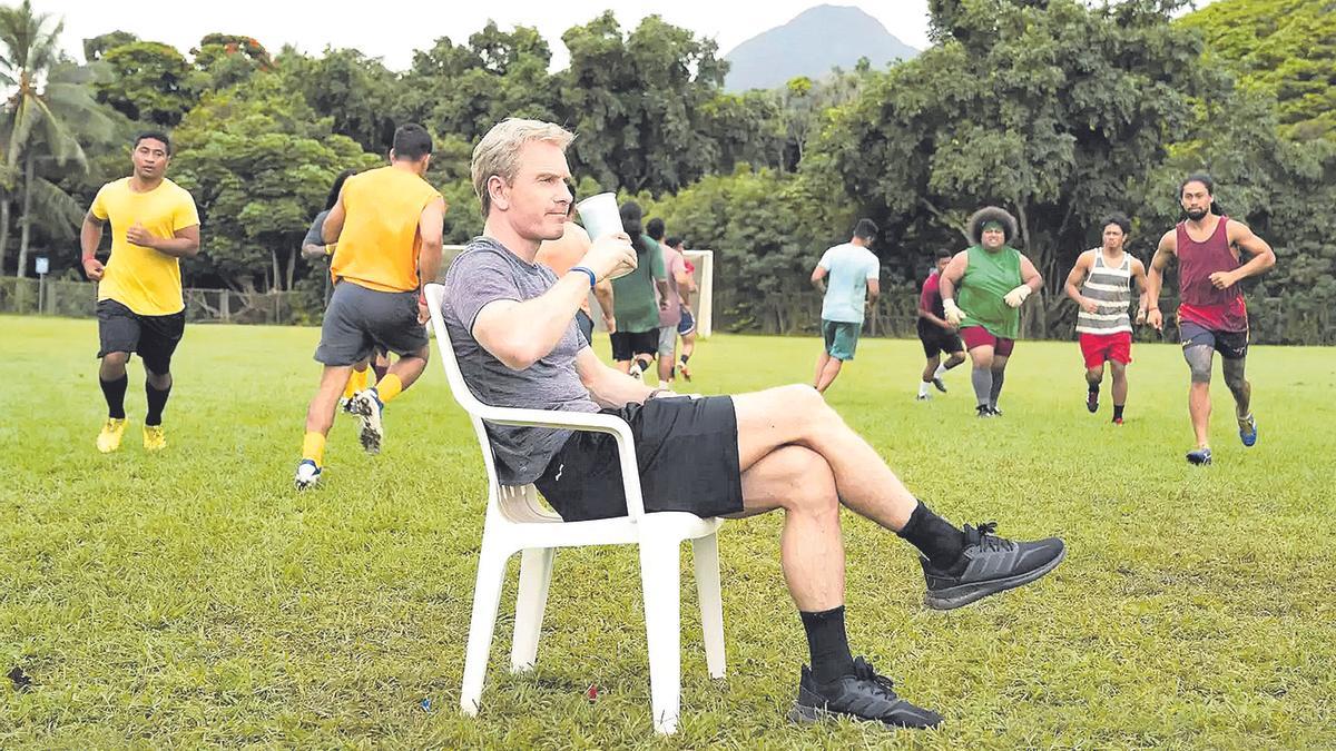 Michael Fassbender interpreta Thomas Rongen, un entrenador holandès que assumeix el repte d’entrenar l’equip de la Samoa americana
