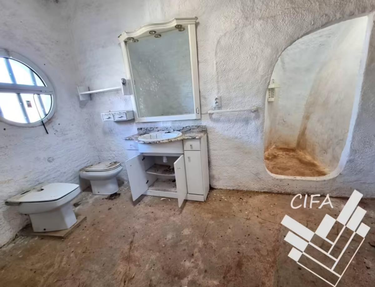 Uno de los cuatro baños con los que cuenta la edificación