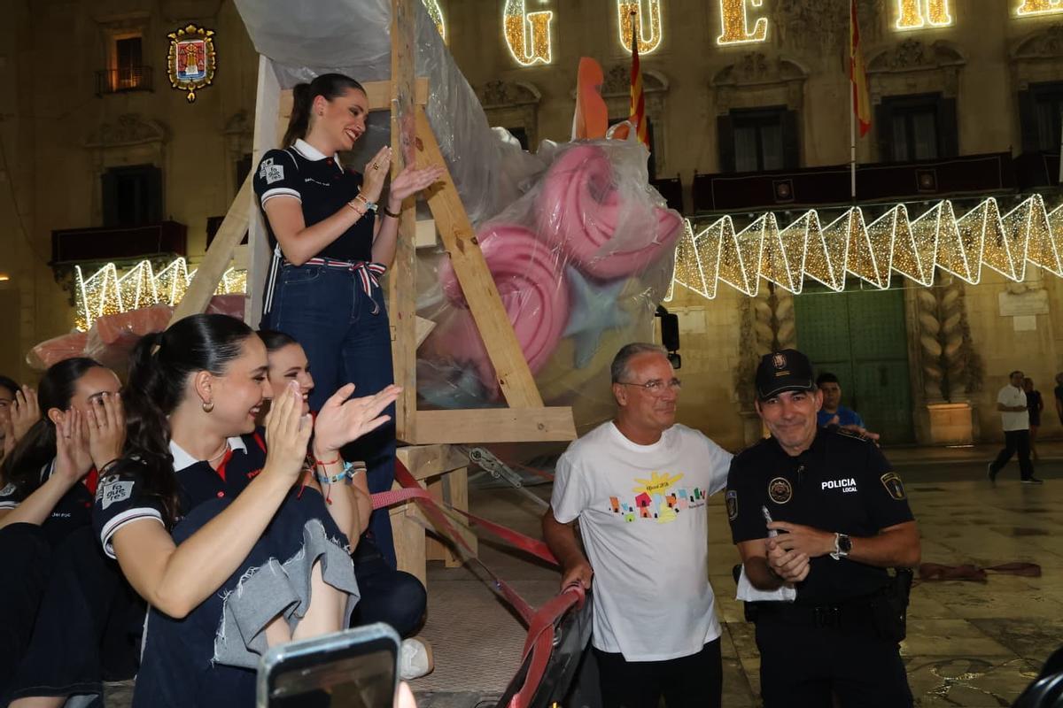 La Bellea del Foc y sus damas presencian la llegada de las primeras piezas de la Hoguera Oficial