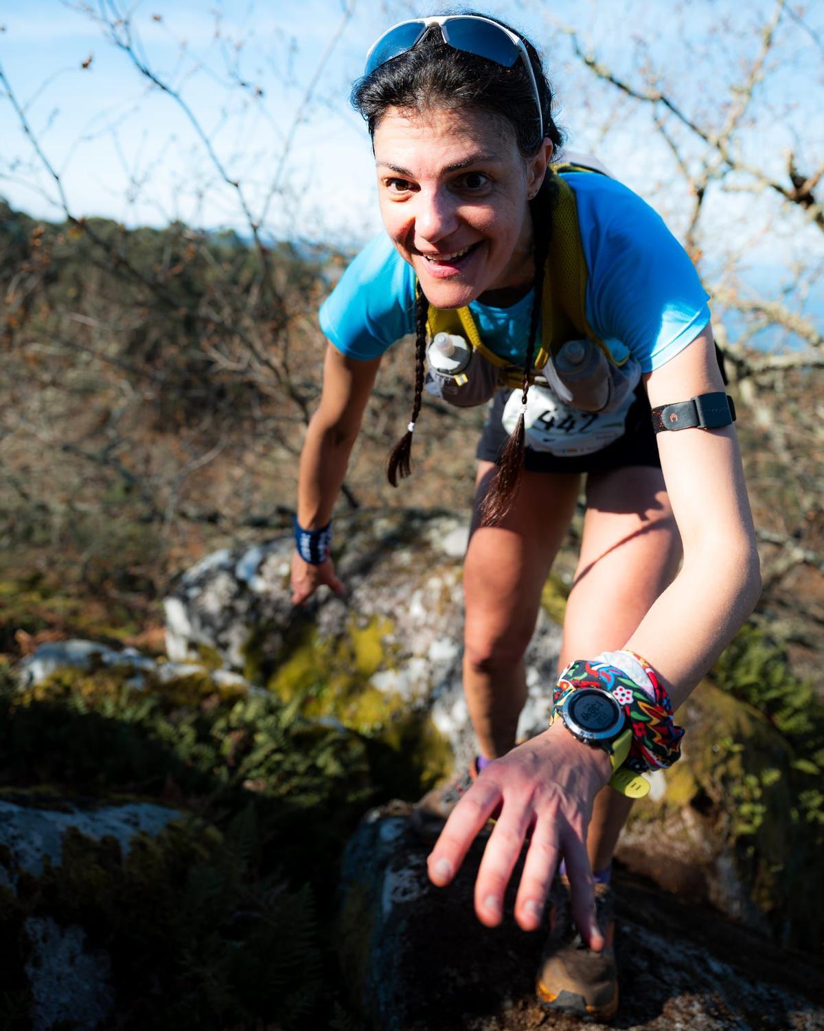 Una de las participantes en el Trail do Nocedo en una de los puntos del recorrido por el monte.