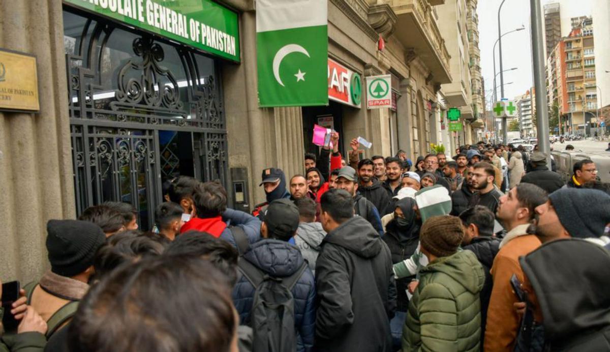 Cues al consolat del Pakistan