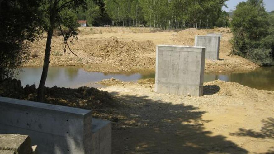 Las pilastras en el cauce del río Eria en Arrabalde sobre las que será instalada la pasarela.