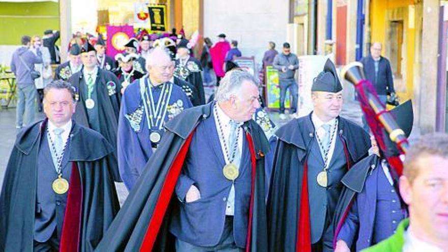 Desfile de las cofradías por el entorno de la plaza Mayor de Gijón.