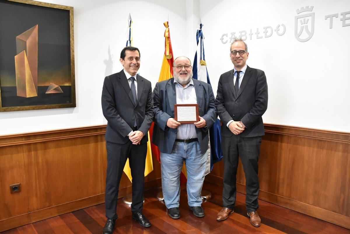 Juán José Martínez, Nemesio Pérez y Héctor Izquierdo durante la entrega de la placa