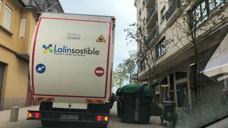 Un camión rotulado como LalínSostible realizando la recogida en A Estrada. |  // A.CELA