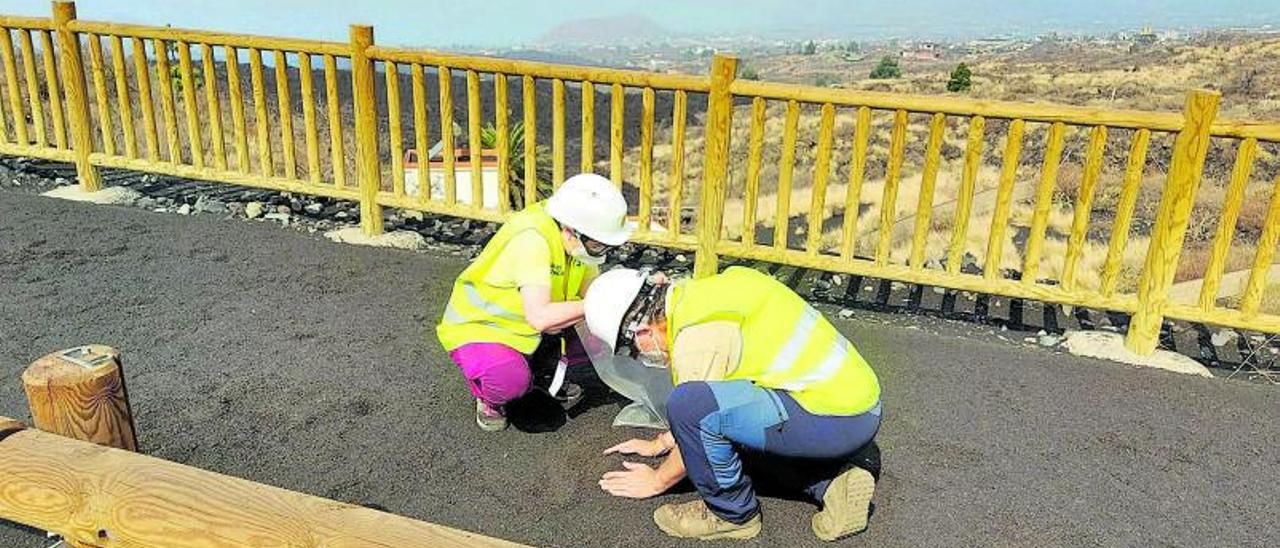 María del Carmen Cabrera y Francisco Pérez Torrado recogen muestras de piroclastos en la isla de La Palma para su análisis.