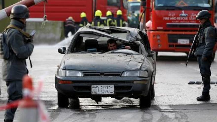 Un home condueix el seu cotxe, afectat per l&#039;explosió, al centre de Kabul