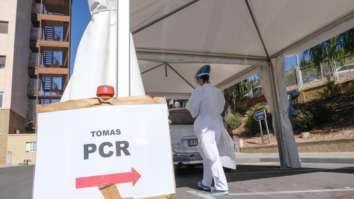 Carpa donde se realizan pruebas PCR en el Hospital de Elda