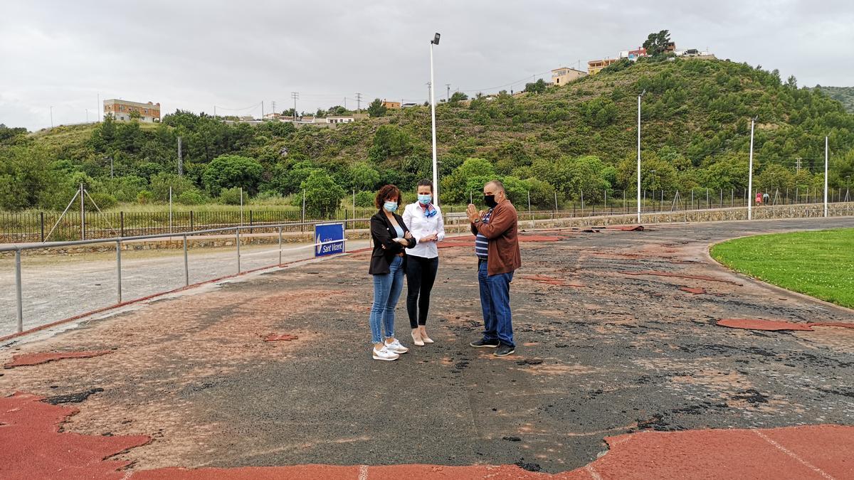 La alcaldesa, Tania Baños, y la edila de Deportes, Mar Arzo, durante su visita a las obras.