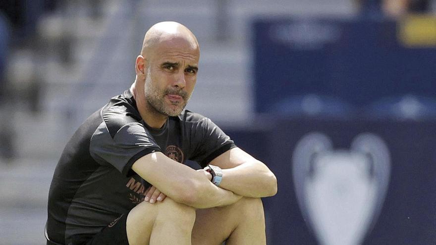 Guardiola observa l’entrenament d’ahir a  Do Dragao.  Carl Recine/REUTERS