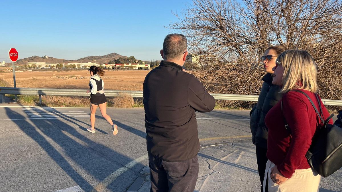 Situación del tramo de la Costera Norte, sin aceras e iluminación por donde cruzan a diario vecinos de Cabezo de Torres, que se ven obligados a caminar por el arcén.