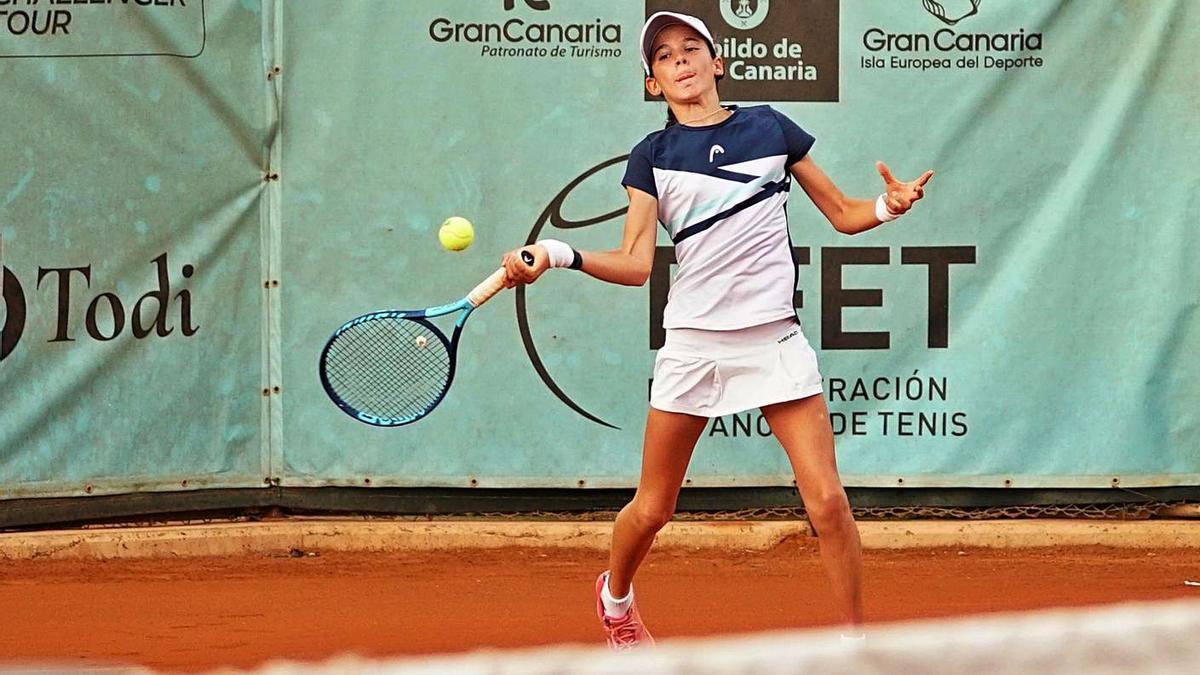 Lucía Rodríguez, ganadora ayer en dobles, durante la semifinal individual que venció a Alexia Paula Bastos-Sousa. | | LP/DLP