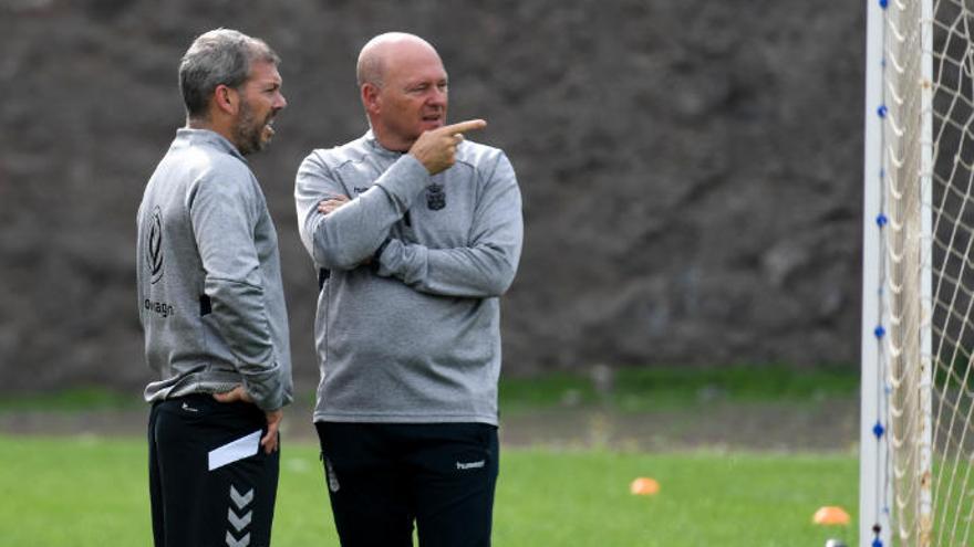 Pepe Mel, técnico de la UD, junto a Davíd Gómez, preparador físico, el lunes en Barranco Seco.