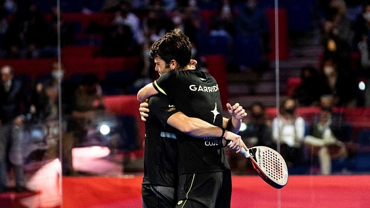 Javi Garrido, en primer plano, se abraza con Martín di Nenno tras proclamarse campeón de España.