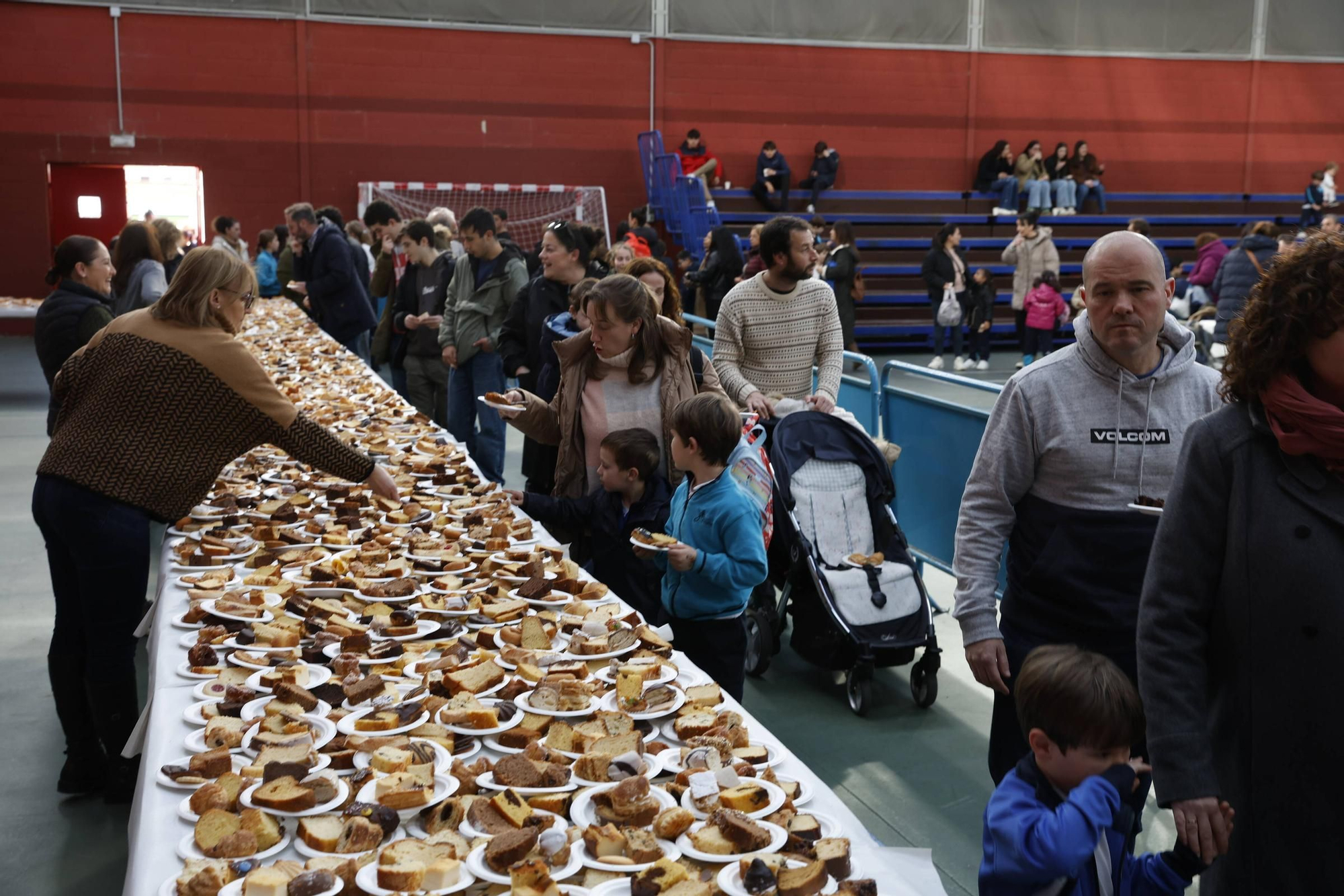 Así fue la merienda solidaria en los jesuitas de Gijón (en imágenes)