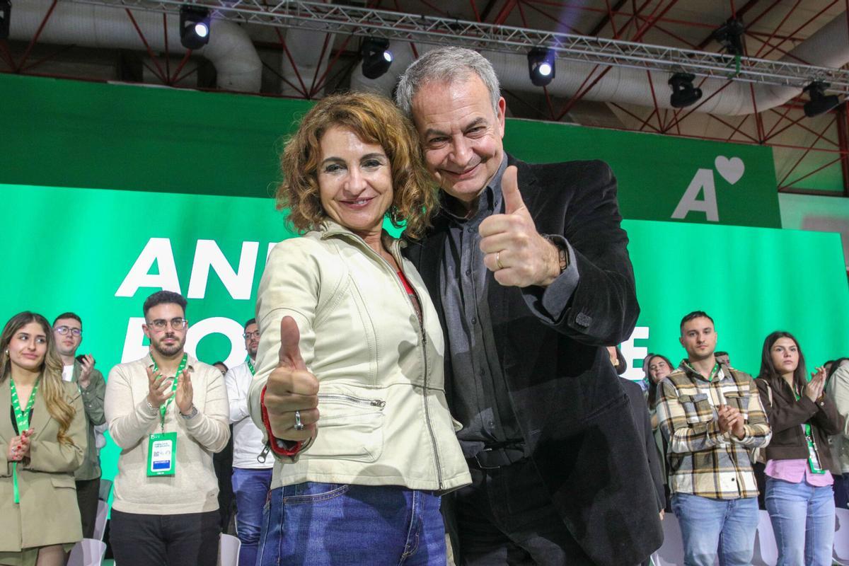 José Luis Rodríguez Zapatero con la vicepresidenta primera, María Jesús Montero, en un acto en Granada en 2025.