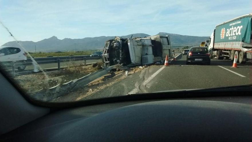 Imagen del camión volcado y el trailer con el que ha colisionado.