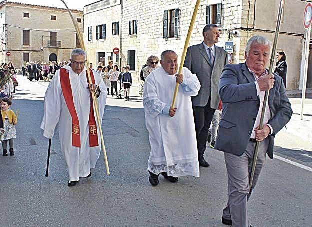 Clérigos presiden el acto en Binissalem..