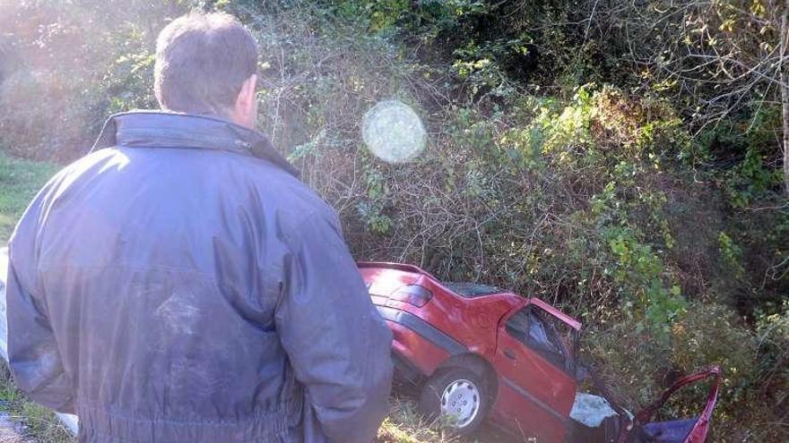 Fallece un joven en Meis al caer su coche por un desnivel de cinco metros