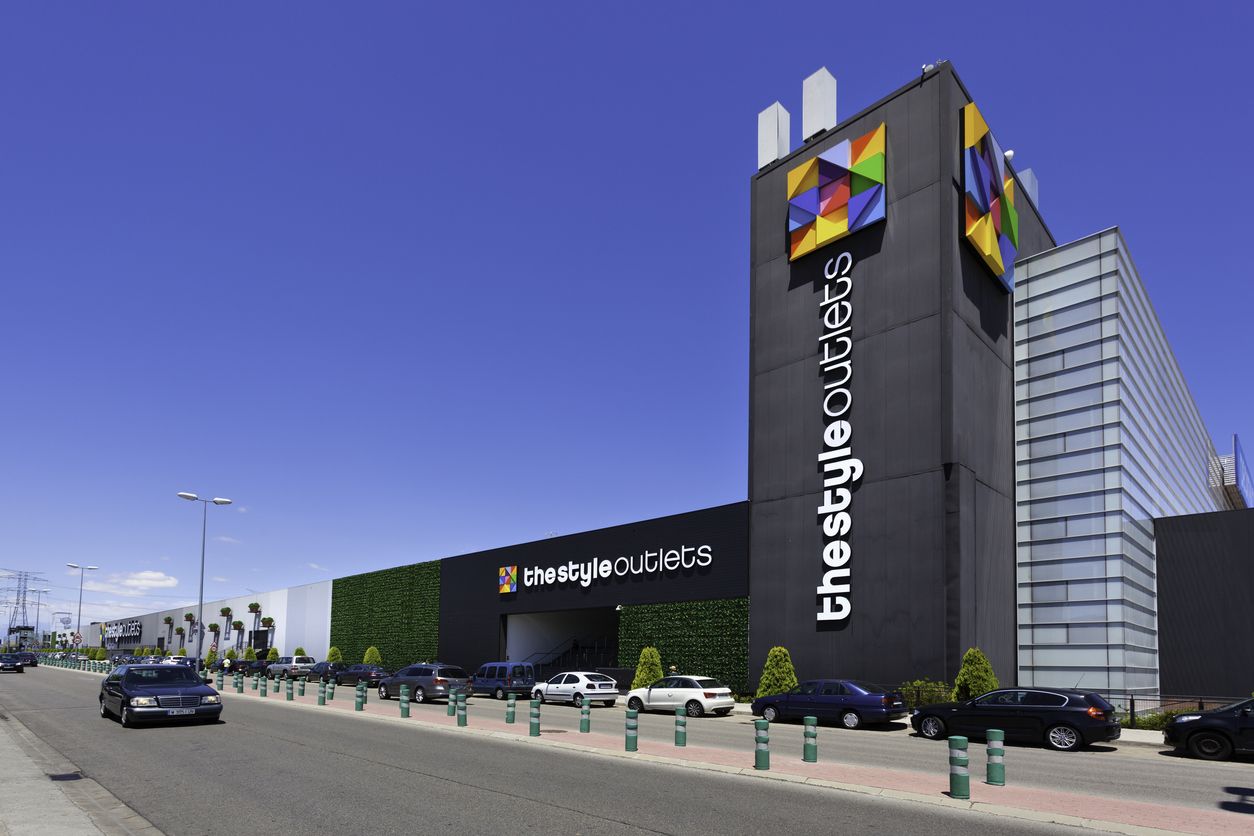 En los outlets podrás comprar ropa de grandes firmas a precios interesantes.