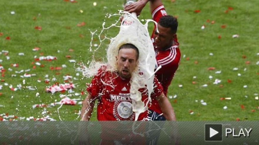 Boateng baña en cerveza a Ribery