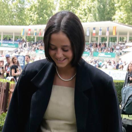 Victoria Federica repite top de invitada combinado con unas Adidas Gazelle para la hípica