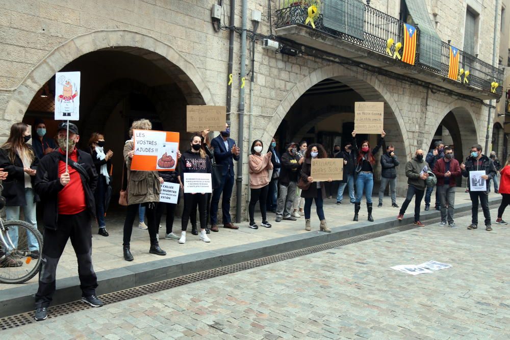 Autònoms protesten davant l''Ajuntament de Girona