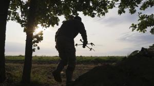 Un operador de drones del ejército ucraniano, en un punto del frente de la guerra con Rusia.