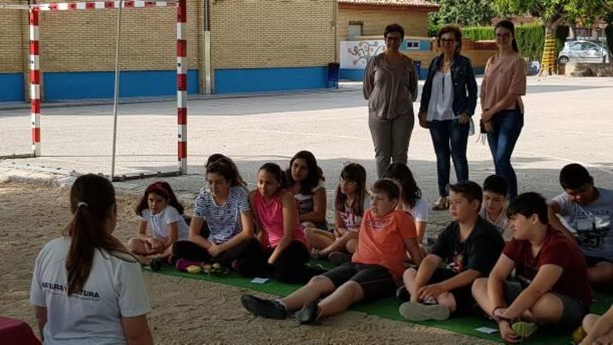 Una práctica de los alumnos y alumnas en el patio del colegio olivense Lluís Vives.