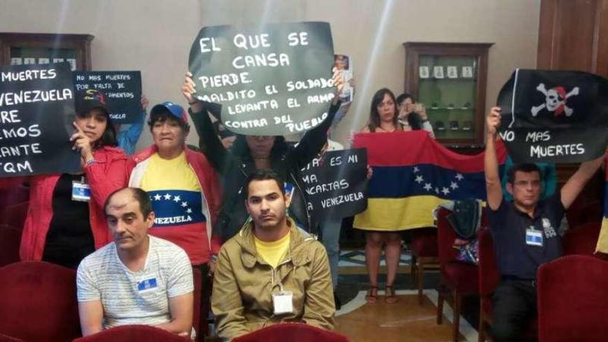 Protestas de ciudadanos venezolanos residentes en Oviedo, ayer, en el Pleno.