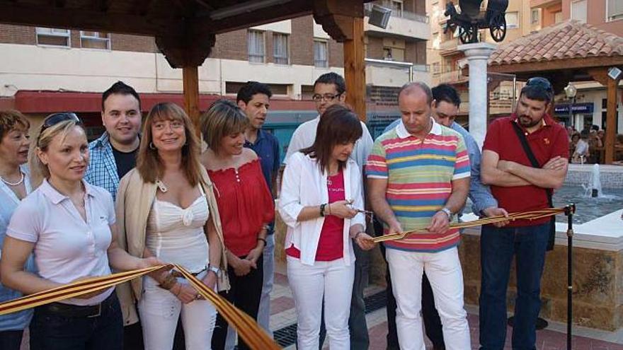 La alcaldesa Mayte Parra cortando la cinta inaugural de la plaza de la Tartana.