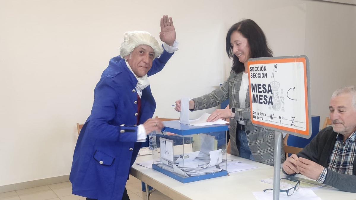 El 'marqués de Sargadelos' ha votado este domingo en Ribadeo