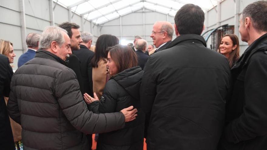 El presidente del Deportivo Antonio Couceiro y la alcaldesa Inés Rey departen ayer por la mañana en punta Langosteira. |  // CARLOS PARDELLAS