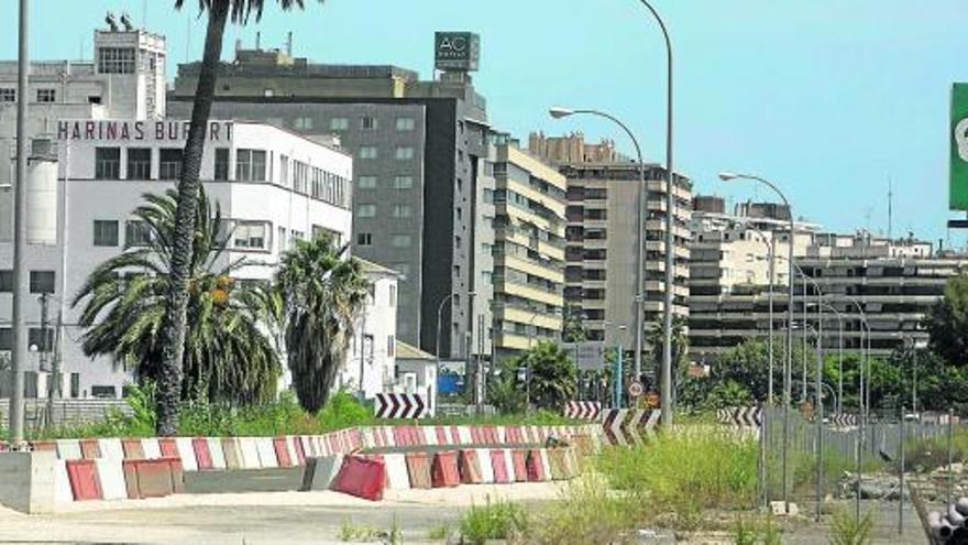 Deterioro en una de las principales entradas a la ciudad. Vallas y restos de las obras paralizadas del nuevo acceso sur