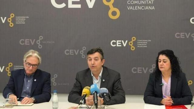 Tino Calero (UGT), Vicente Lafuente (CEV) y Ana García (CCOO), en una imagen de archivo.