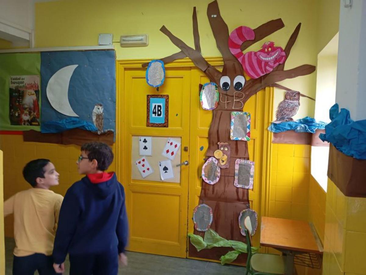 Pela manzorga, entrada a la clas de 4u B; un taller con disfraces sobro’l llaberintu d’Alicia, y la xefa de estudios, Ana Fernández, énte ún de los trabayos fechos polos escolinos. | I. G.